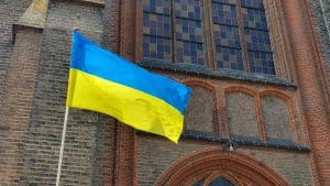 Oekraïense vlag bij een kerk in het Gelderse Velp. Bron: https://commons.wikimedia.org/wiki/File:20220816_Ukrainian_flag_in_the_Netherlands.jpg